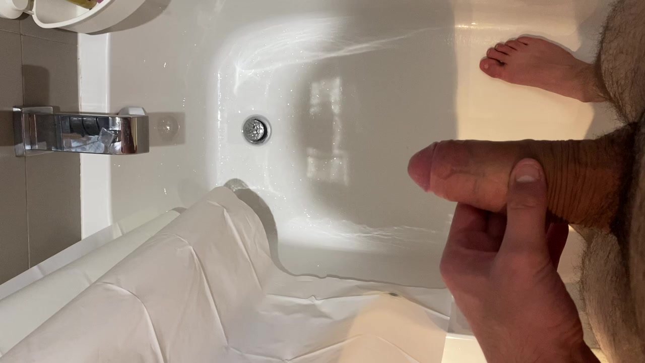 Pissing in the tub with a semi