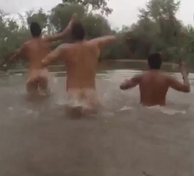 Crazy Dudes Skinny-Dipping