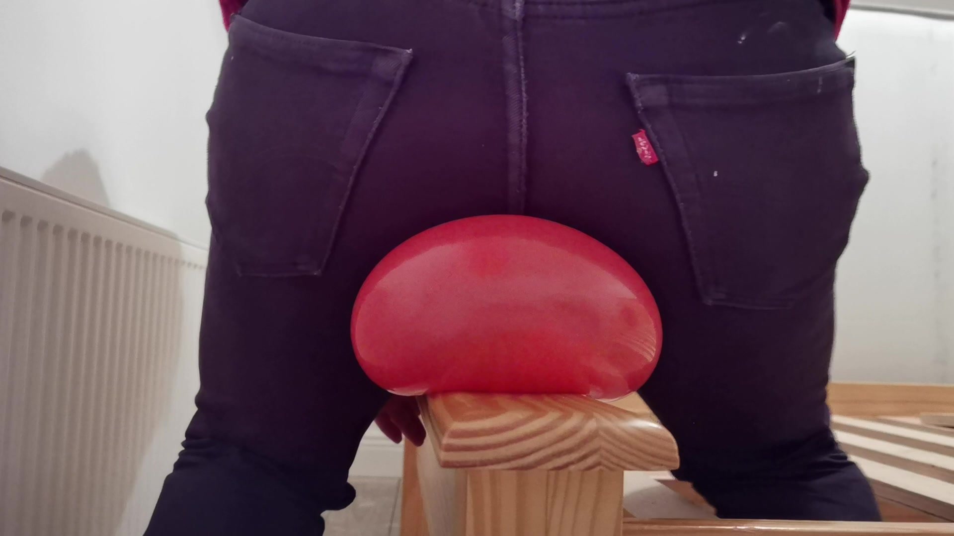Sit popping balloon tight jeans - video 4