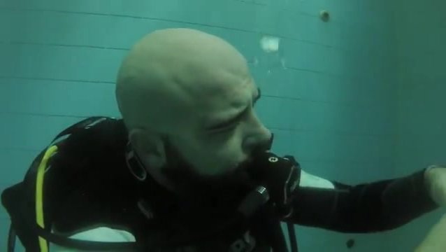 Blad scubadiver underwater mask removal