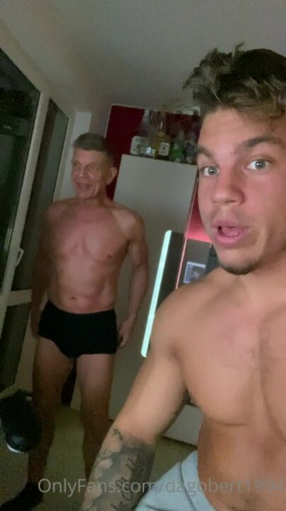 BIG STRIPPER WITH HIS NAKED DADDY