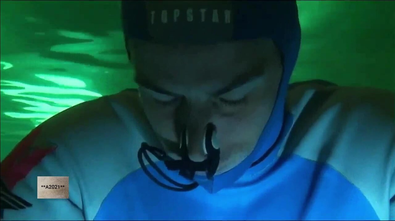 Stéphane breatholding barefaced underwater in wetsuit