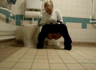 T*a*m*T*a*m South Public toilet peeing
