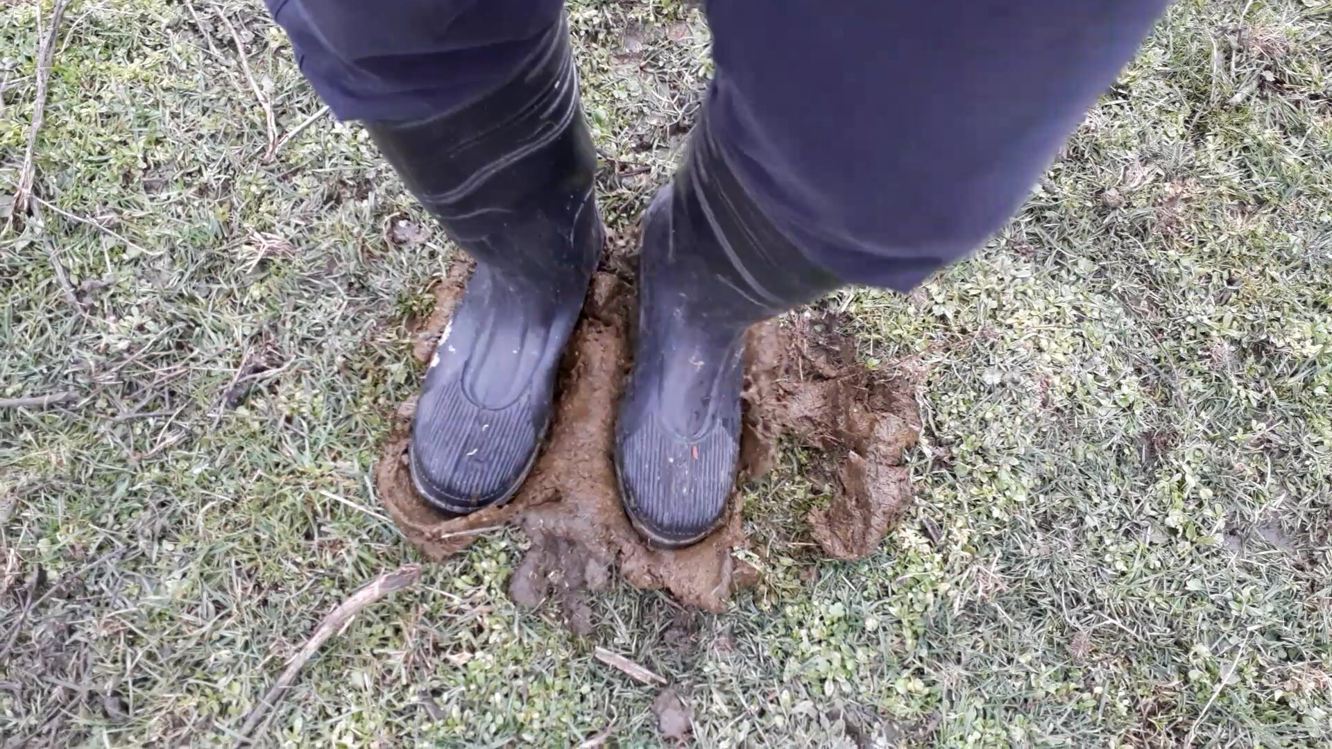 Rubber boots vs cowshit - video 29