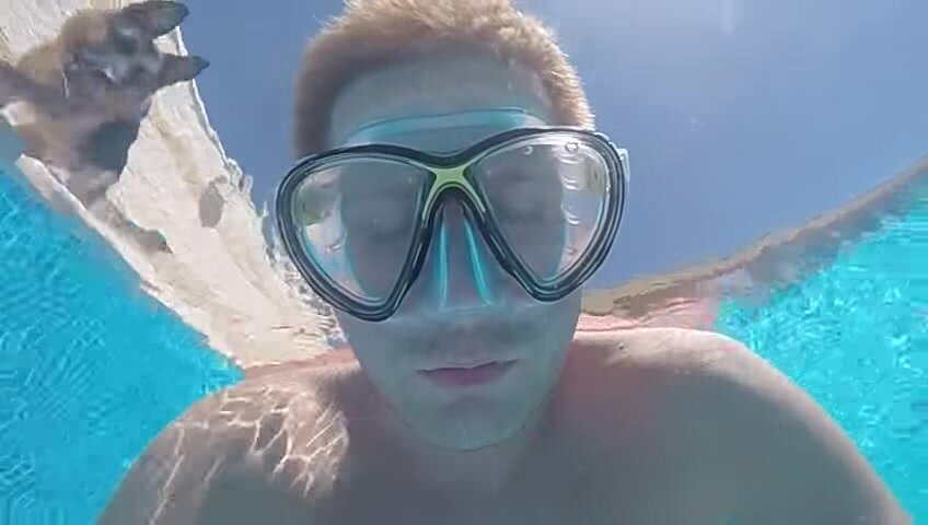 Blondie breatholds masked underwater