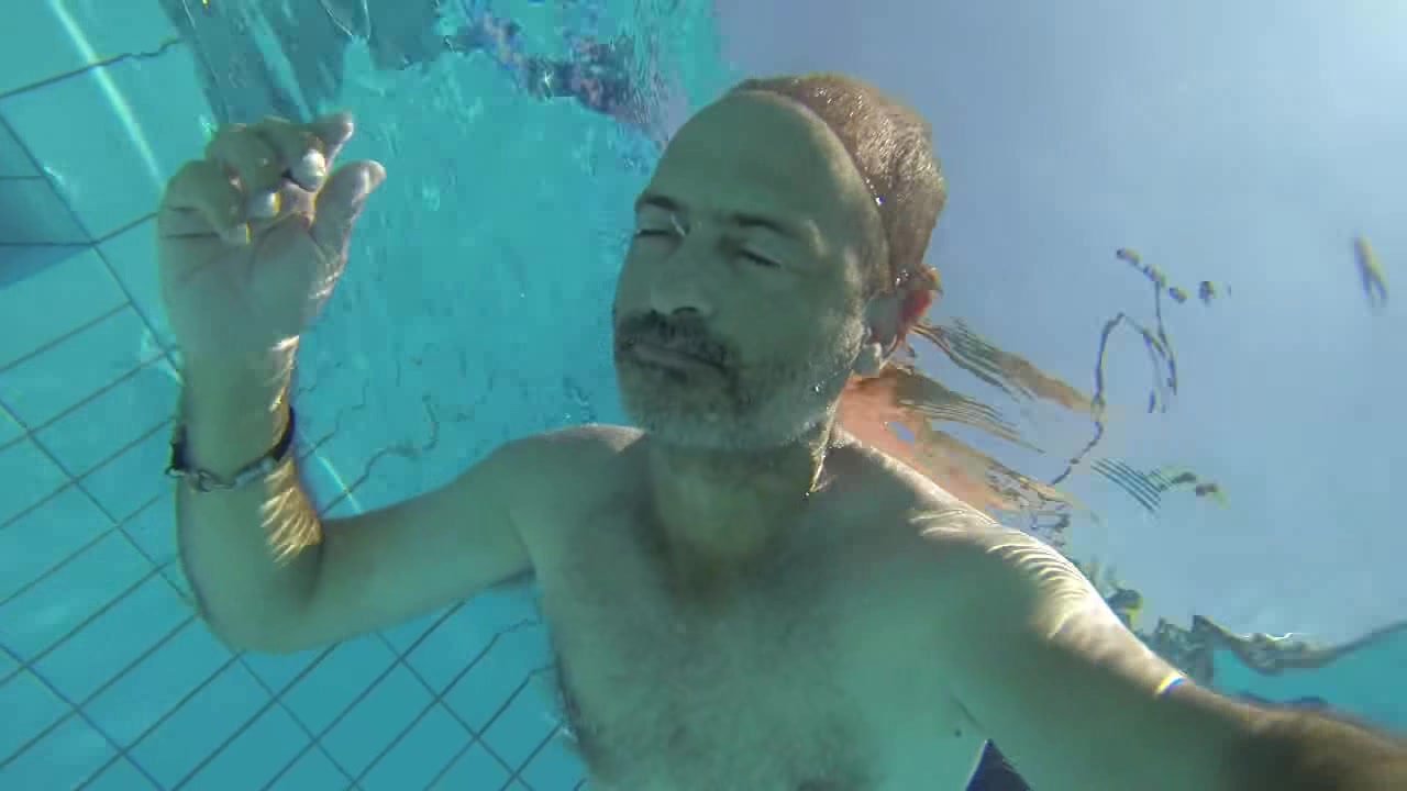 Israeli guy breatholding barefaced underwater