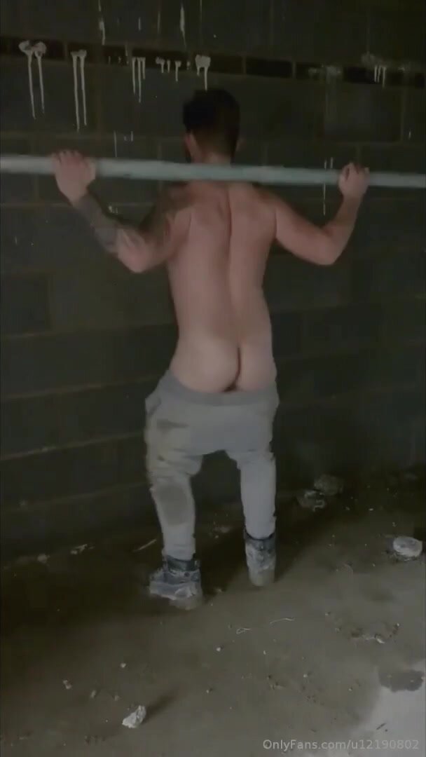 Beefy stud showing off, jerking and pissing
