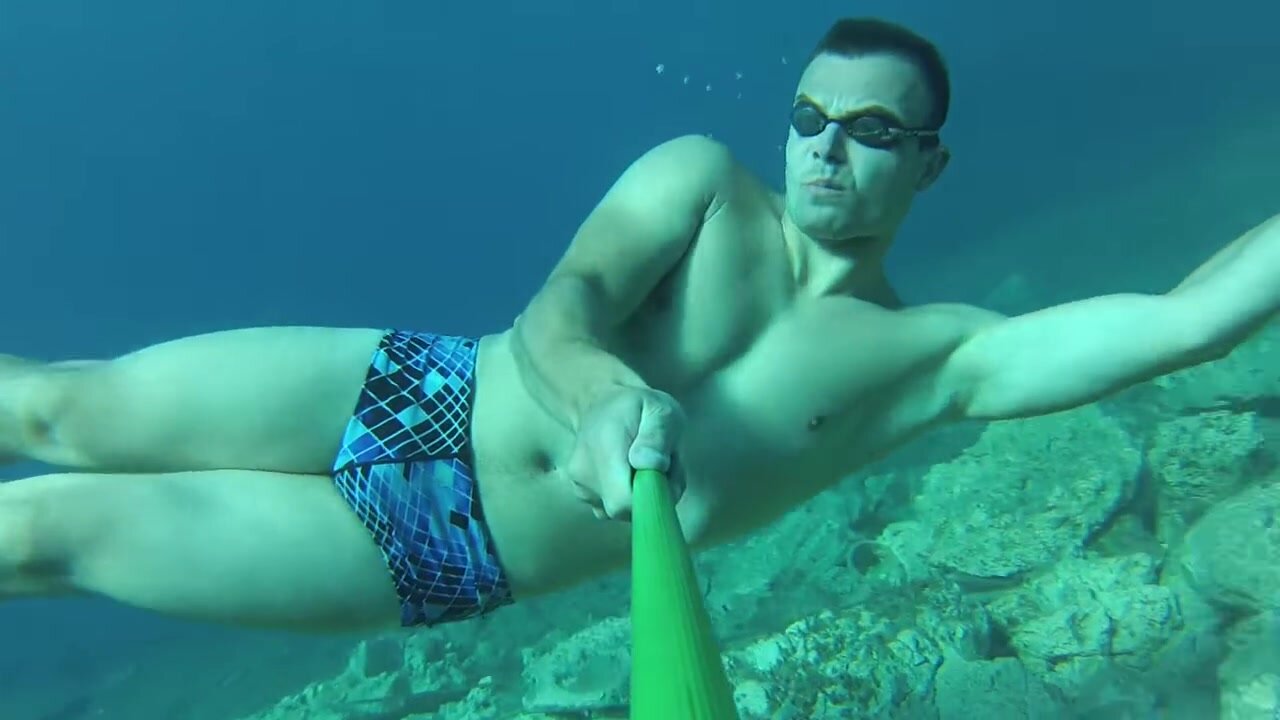 Shaved pits guy breatholding underwater in speedos