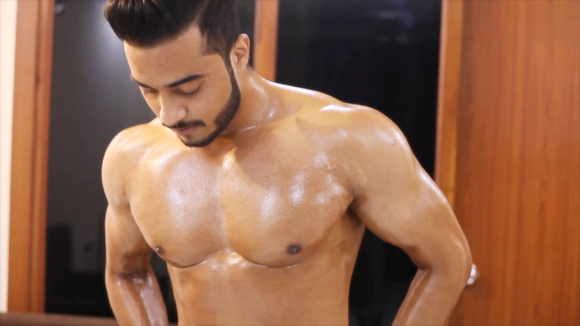 Fitness Male Massage Porn - Indian: Desi man posing before the massage - ThisVid.com