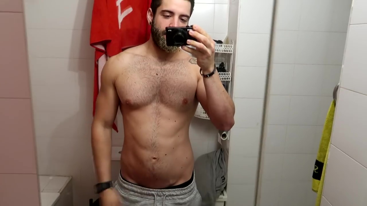 Youtubers: Spanish str8 Trainer showing his abs 2ºp