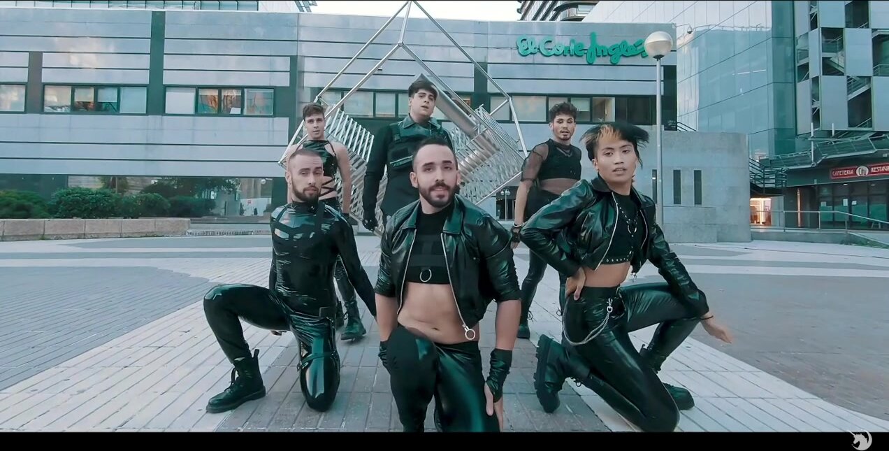 Youtubers: Spanish leather guys dacing kpop