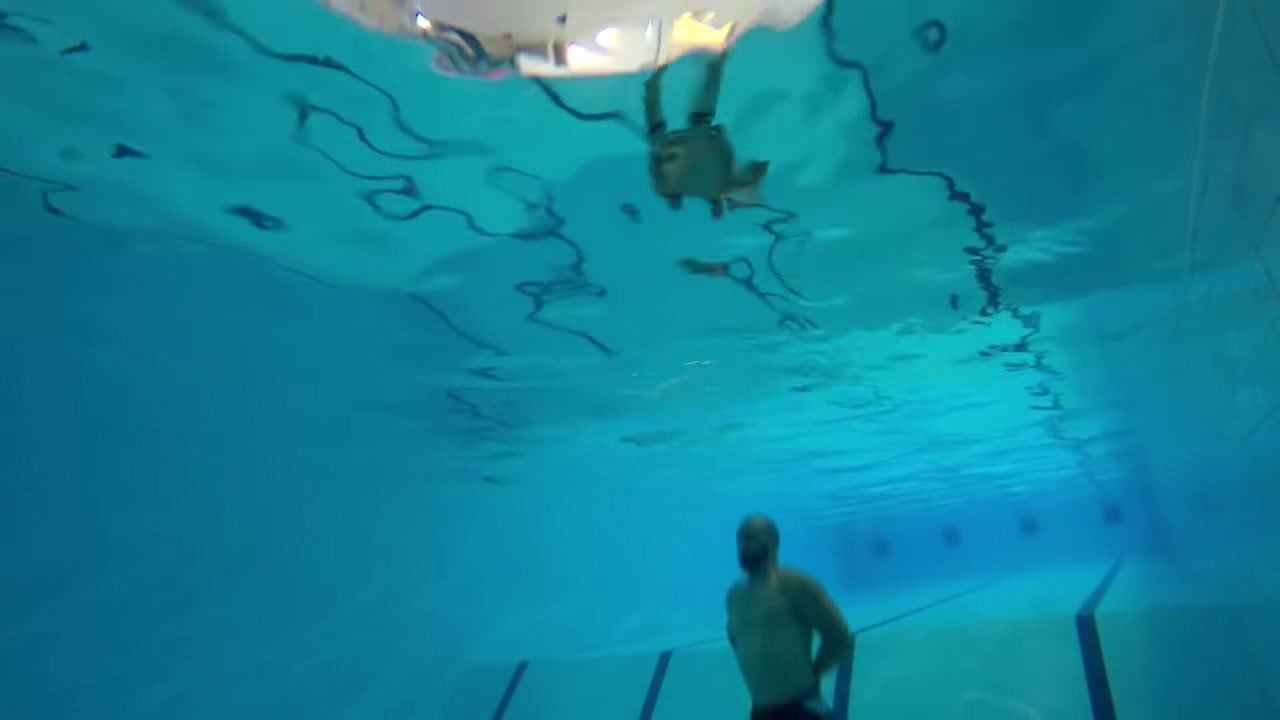 Barefaced bodybuilder tries underwater drown proofing