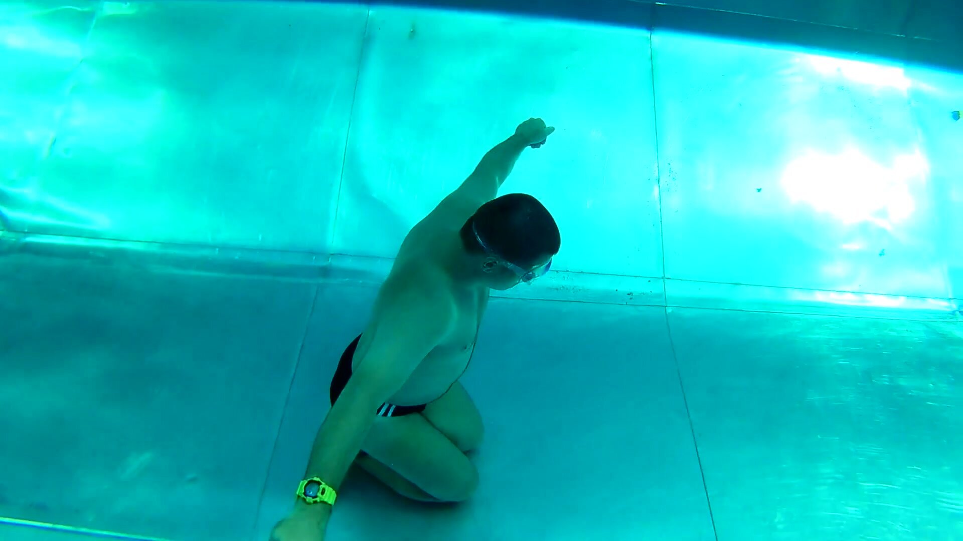 German guy breatholding underwater in speedo