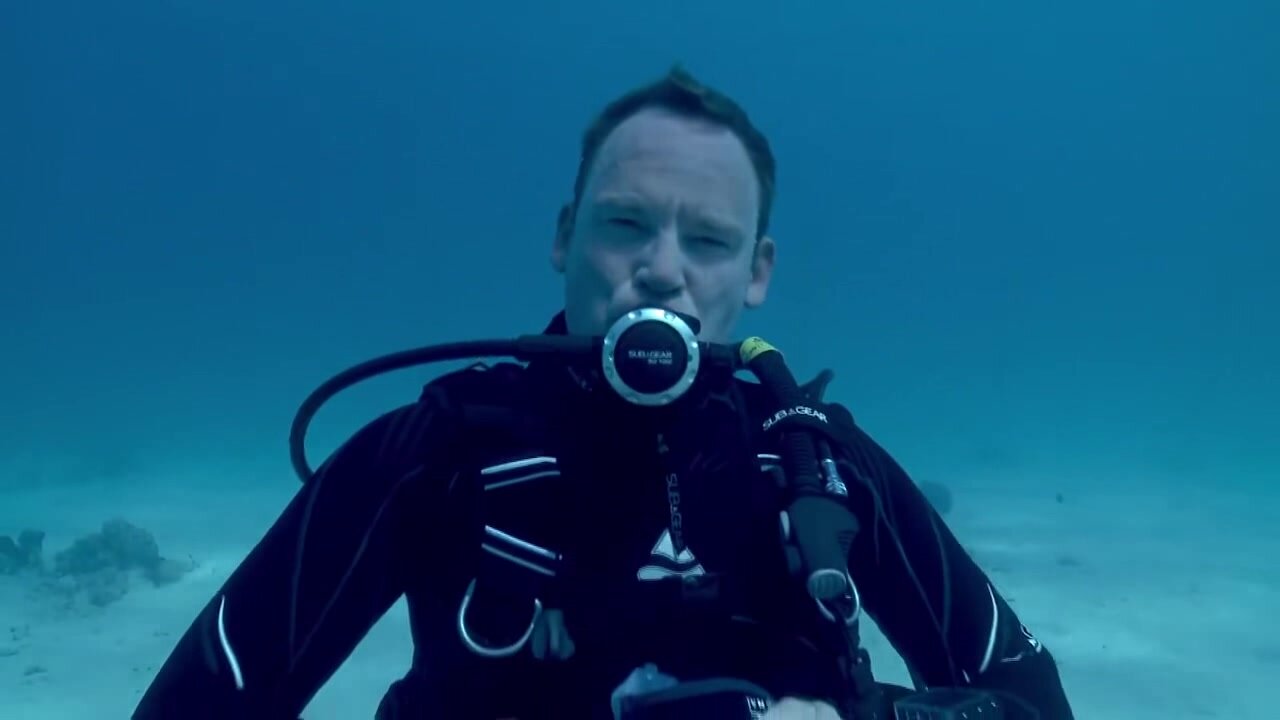 Scubadiver's underwater mask removal