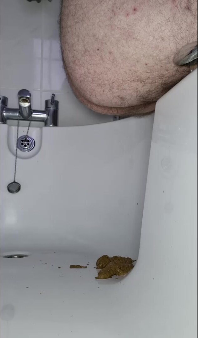 A big gassy poo in the bath