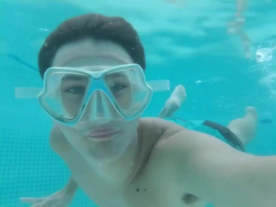 Masked cutie breatholding underwater