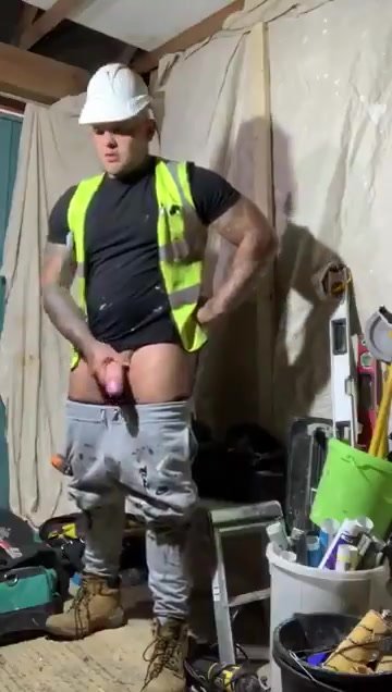 Tradie stroking and showing his butt off