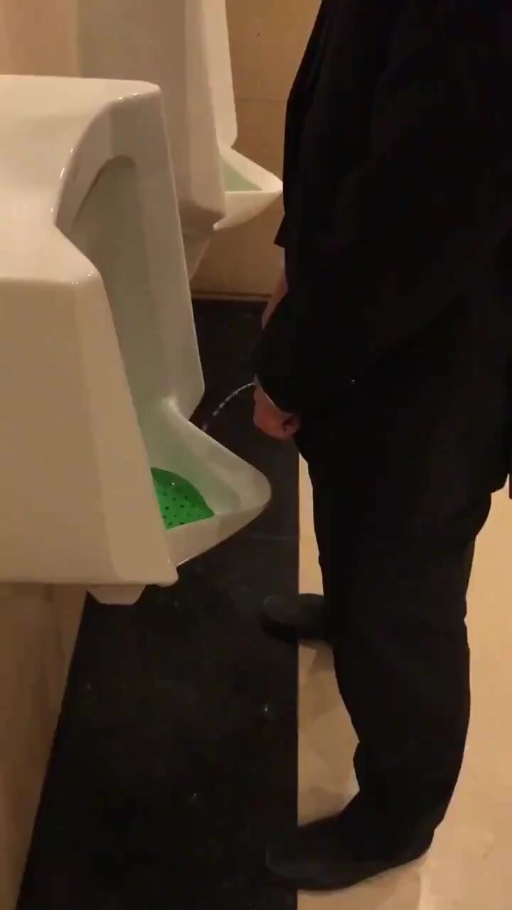 Mijando: ASIAN DADDY AT THE URINAL - ThisVid.com