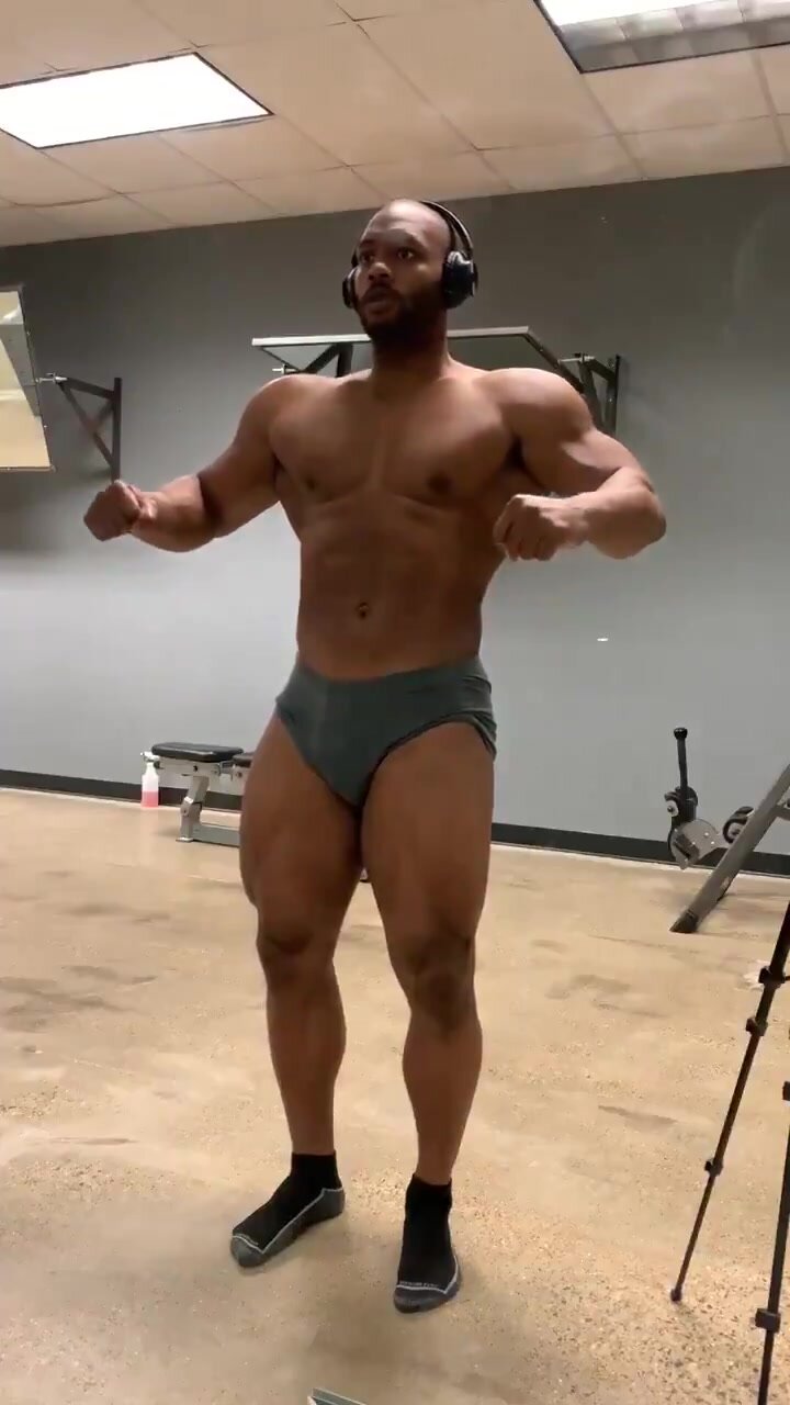 Black Muscle stripping & flexing on Cam