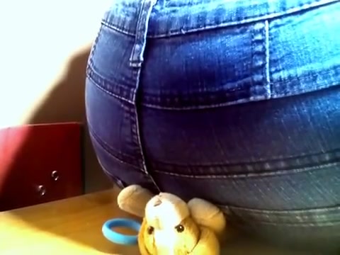 Ebony Farting up close in Jeans