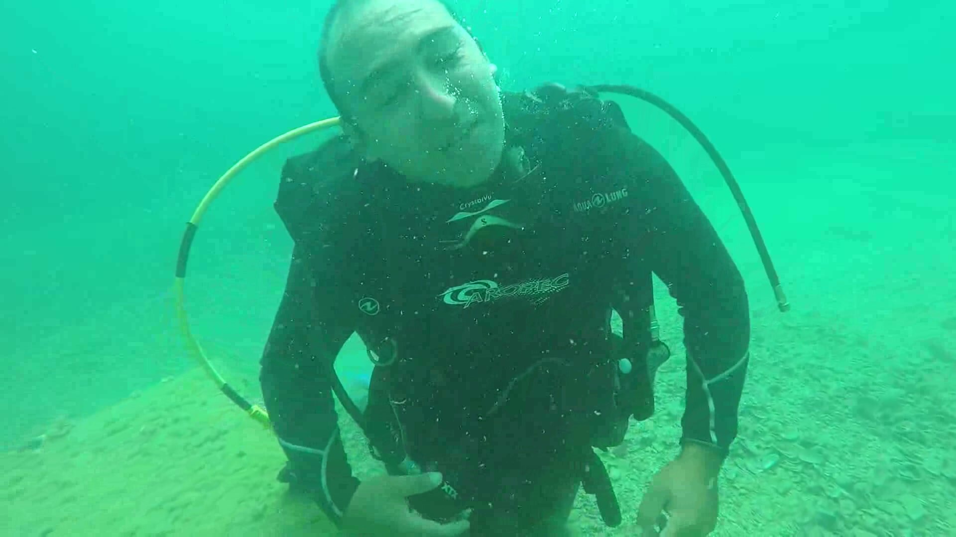 Scubadiver goes barefaced underwater - video 2