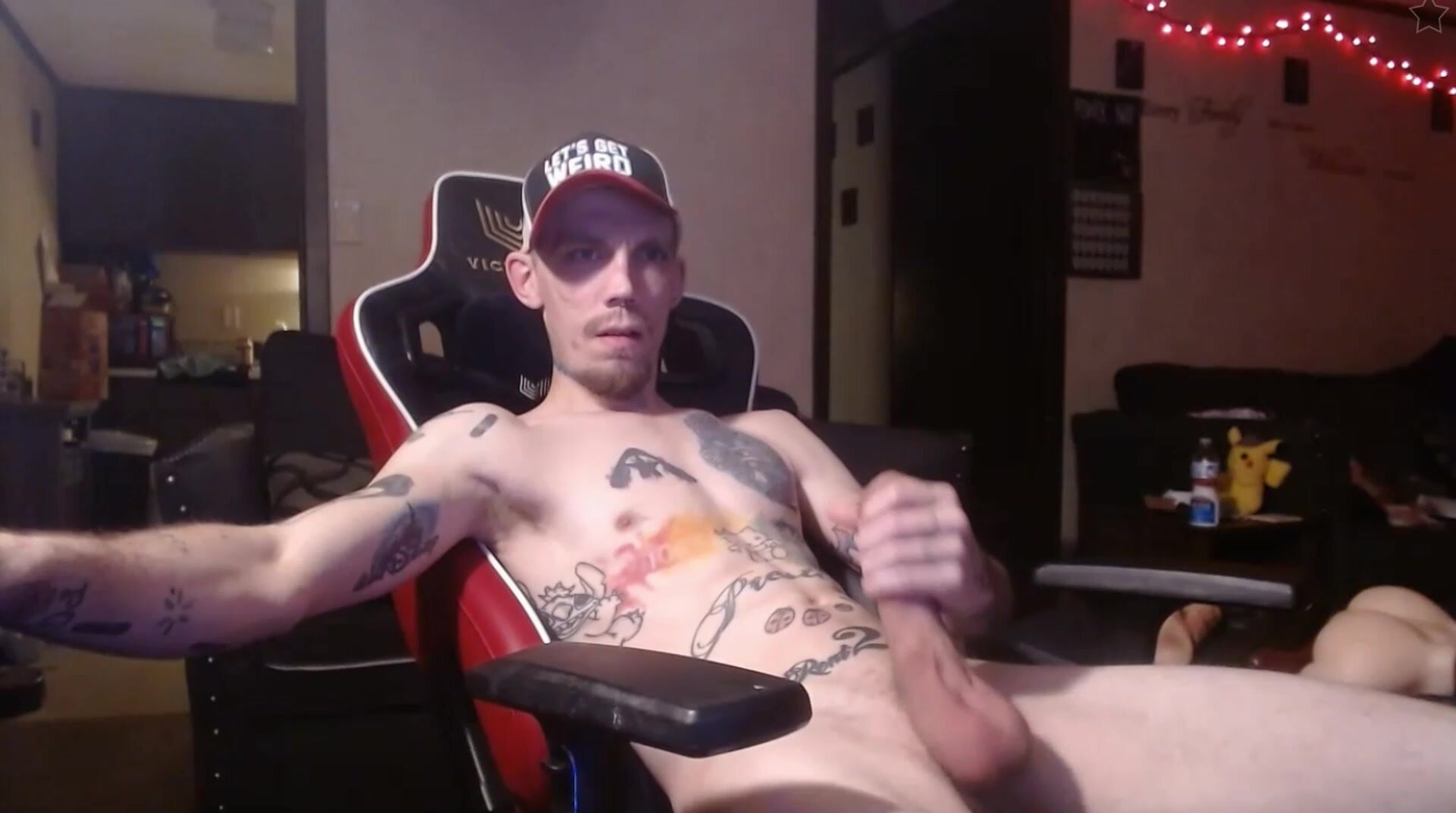 Tatoo hunk jerk of on cam - video 3