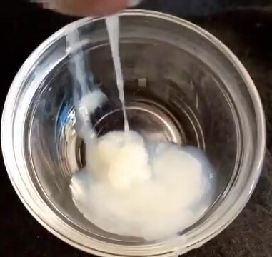 Cazzo che sborra in una ciotola
