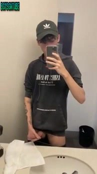Twink wanking on cam and cums in bathroom