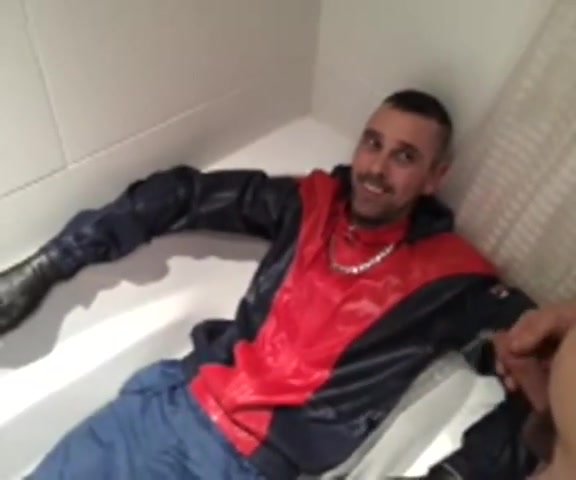 PIssing in the bath