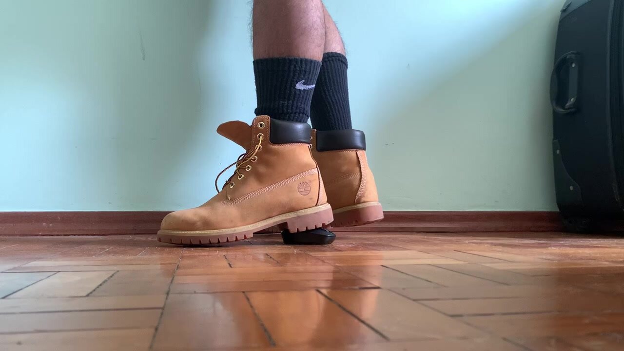 Stomping a computer mouse w timberland