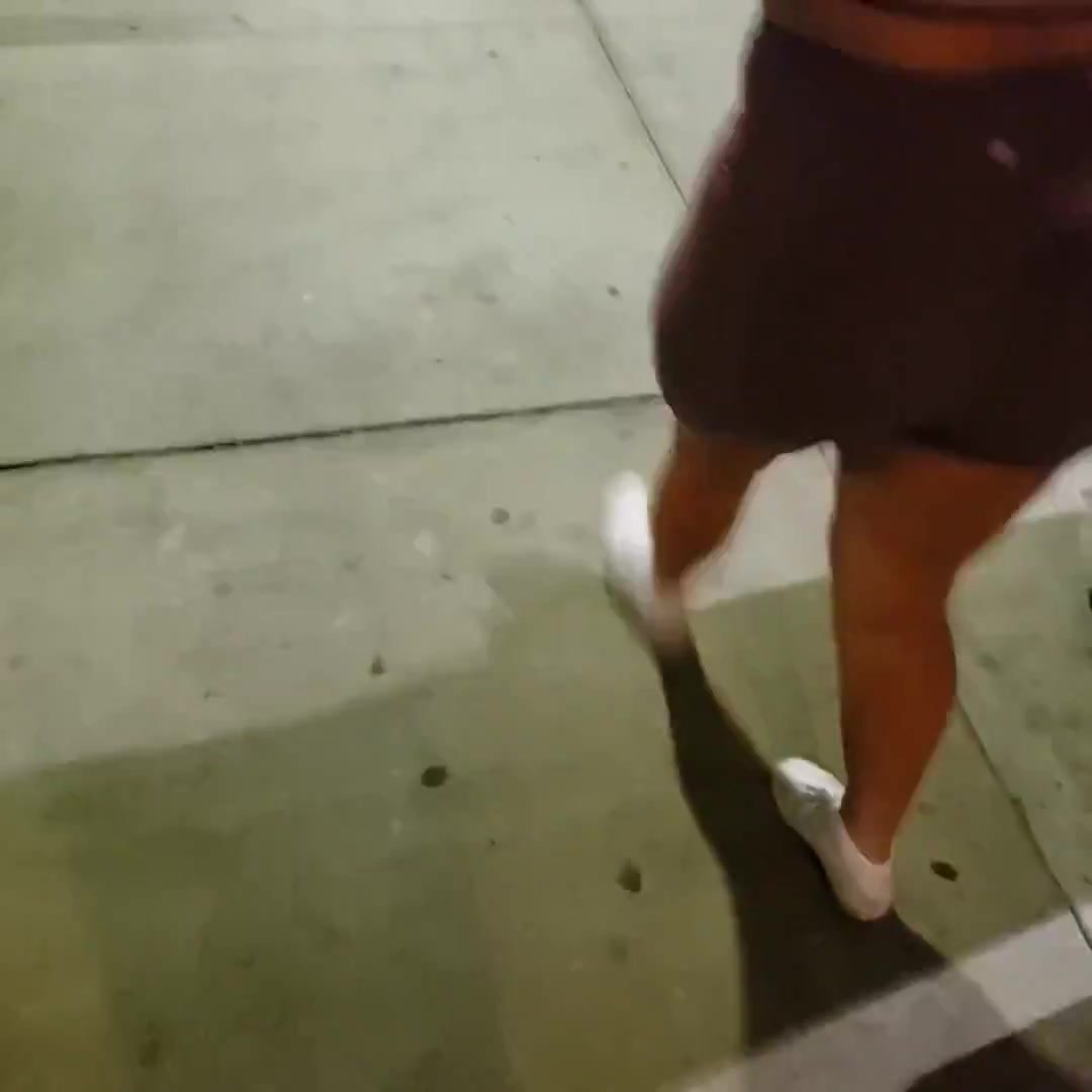 Mujer coluna orina en la calle - video 2