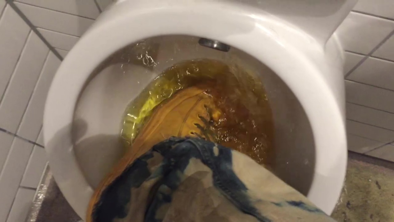 Yellow rubberchuks bathing in piss