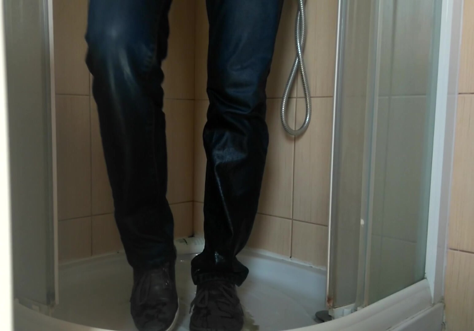 Rewetting and showering in jeans and shoes 2016