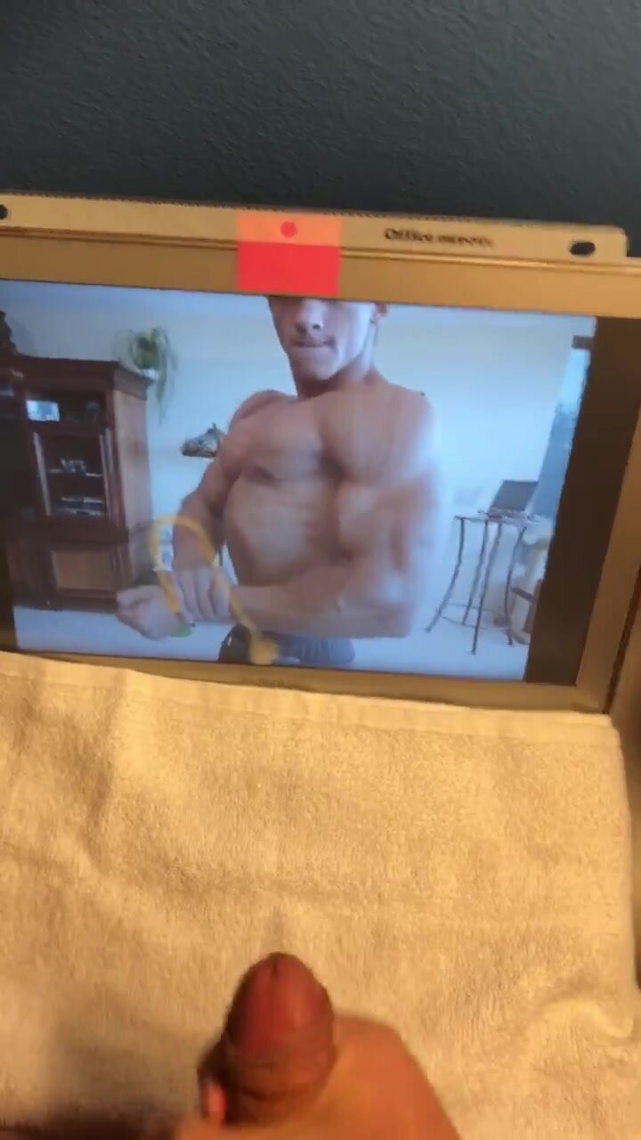Guy jerks off and cums to a flexing bodybuilder