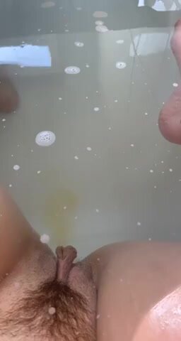 Under Water Piss in Tub 2