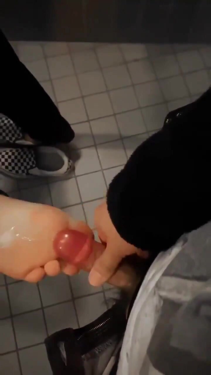 Guy Cums All Over Twinks Feet