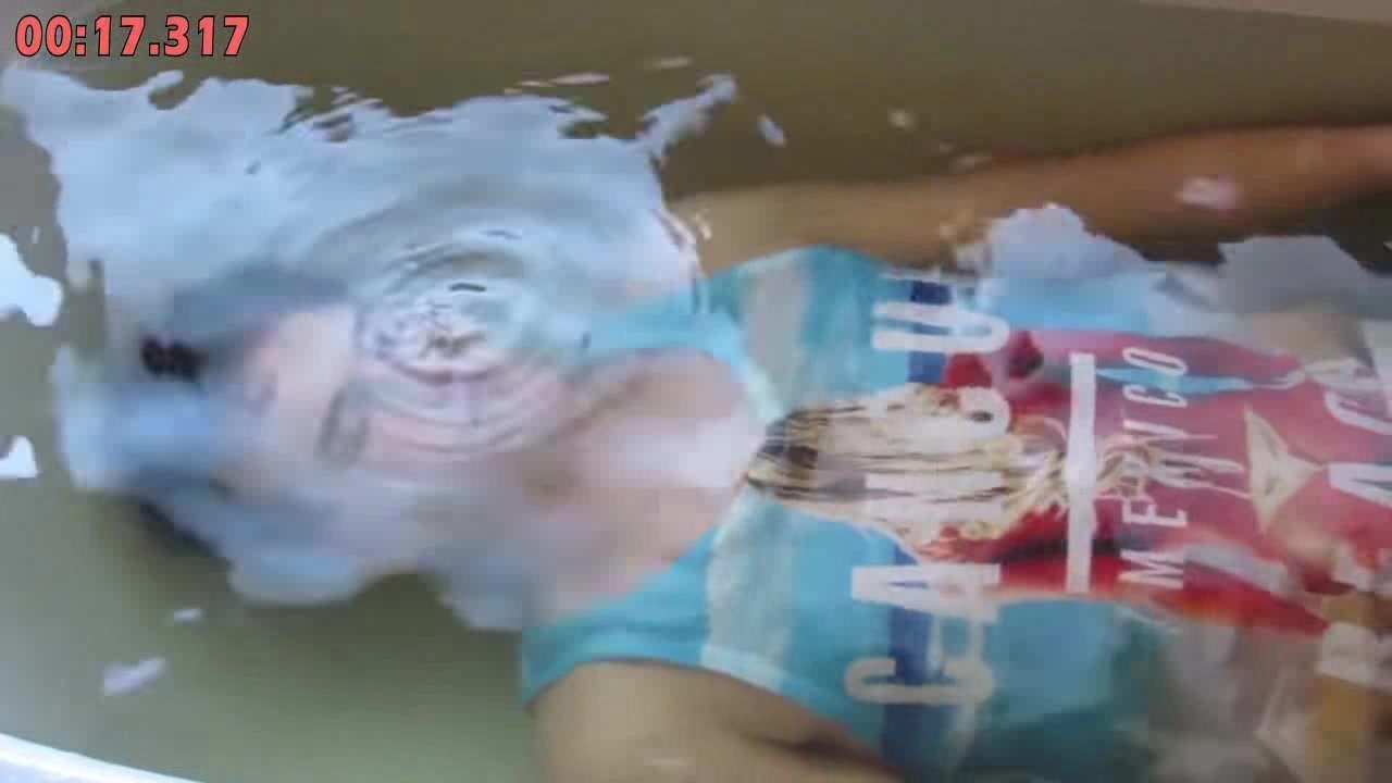 Underwater barefacd blondie tub challenge
