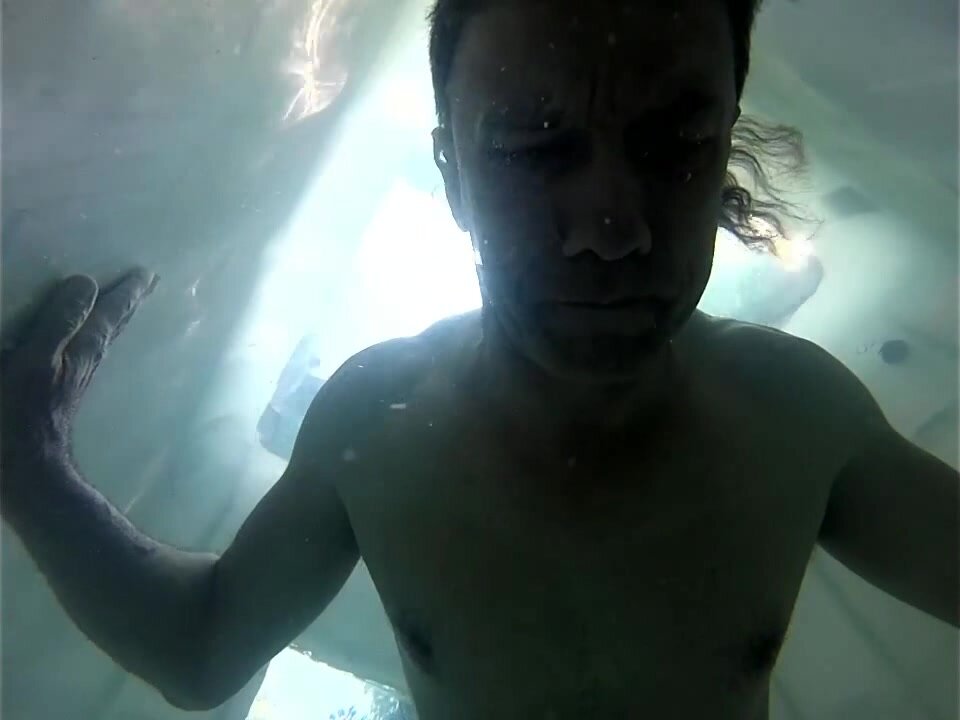 Breatholding barefaced underwater in watertank