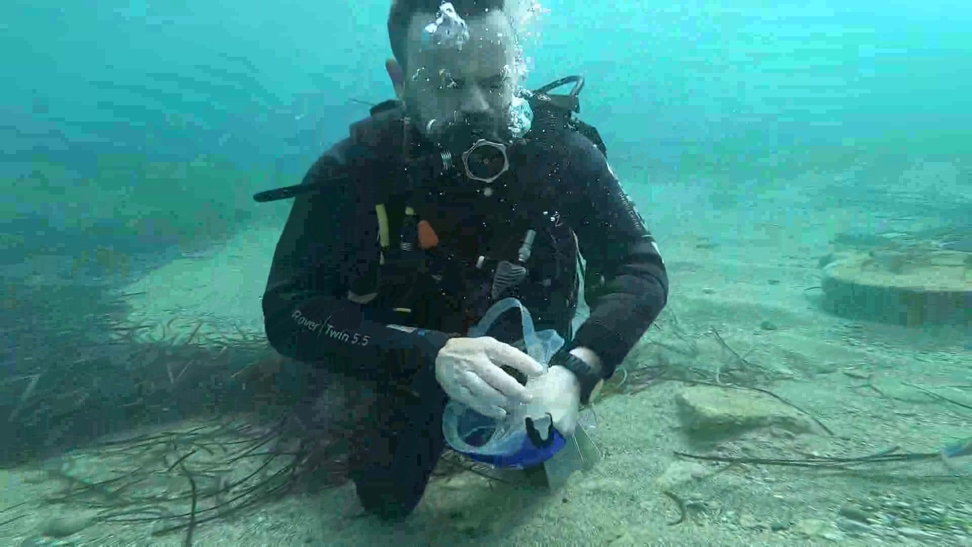 Underwater scubadiver's mask clearing
