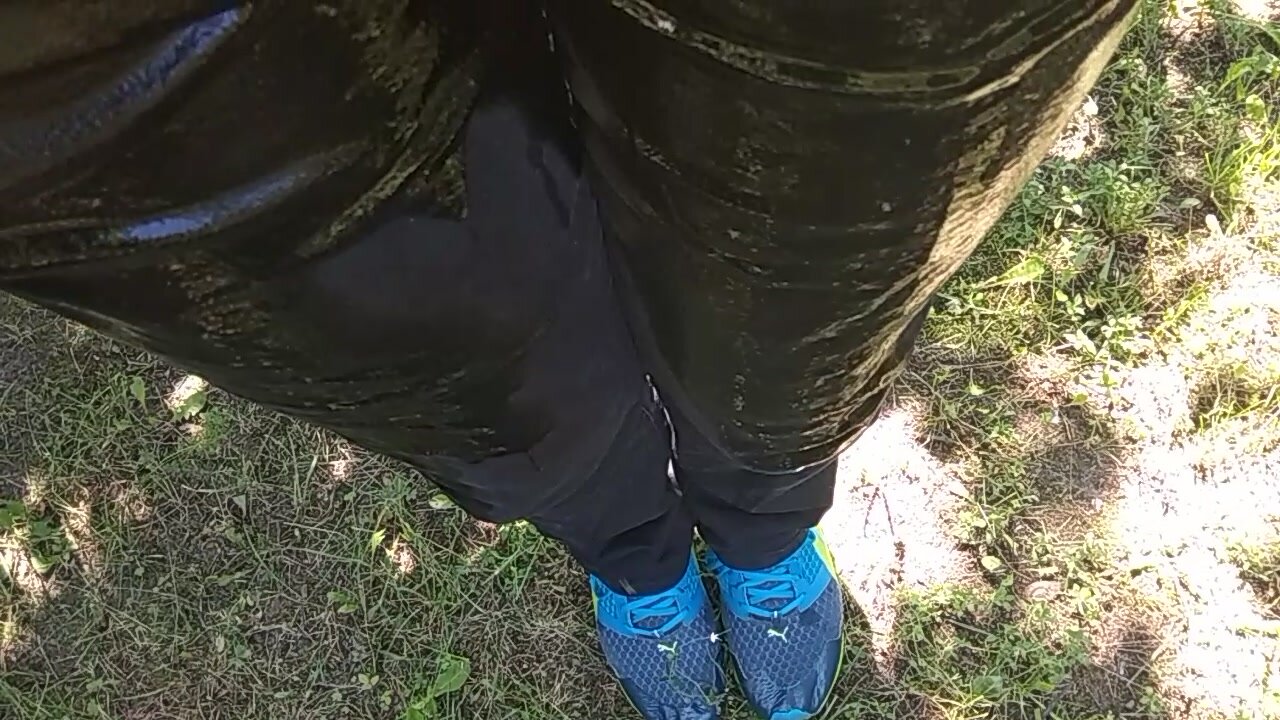 Wetting my black pants and sneakers in public 26.06.2019