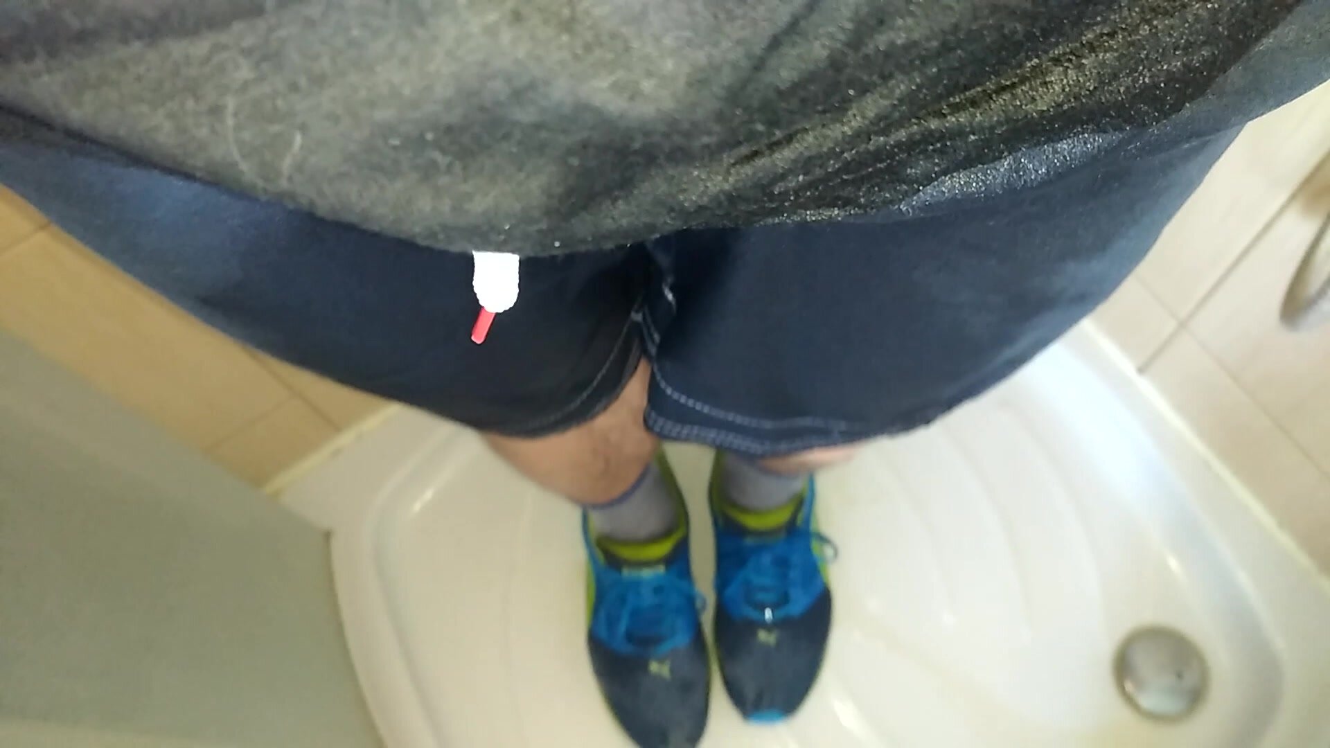 Pissing in my shorts and sneakers 17.03.2020