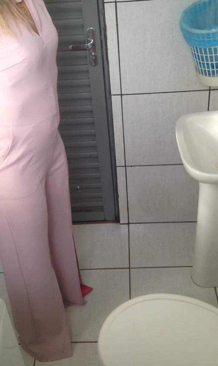 Girl peeing - video 6