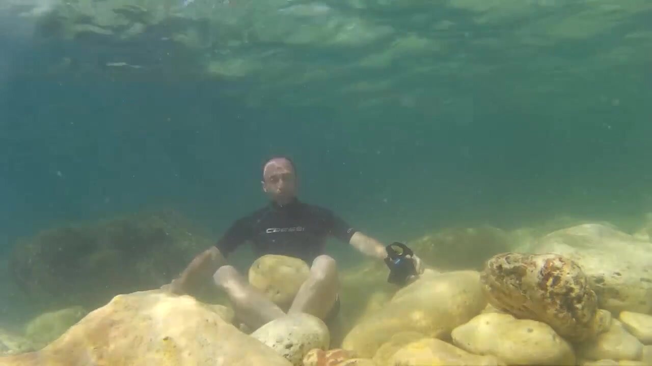 Barefaced static breathold underwater in sea