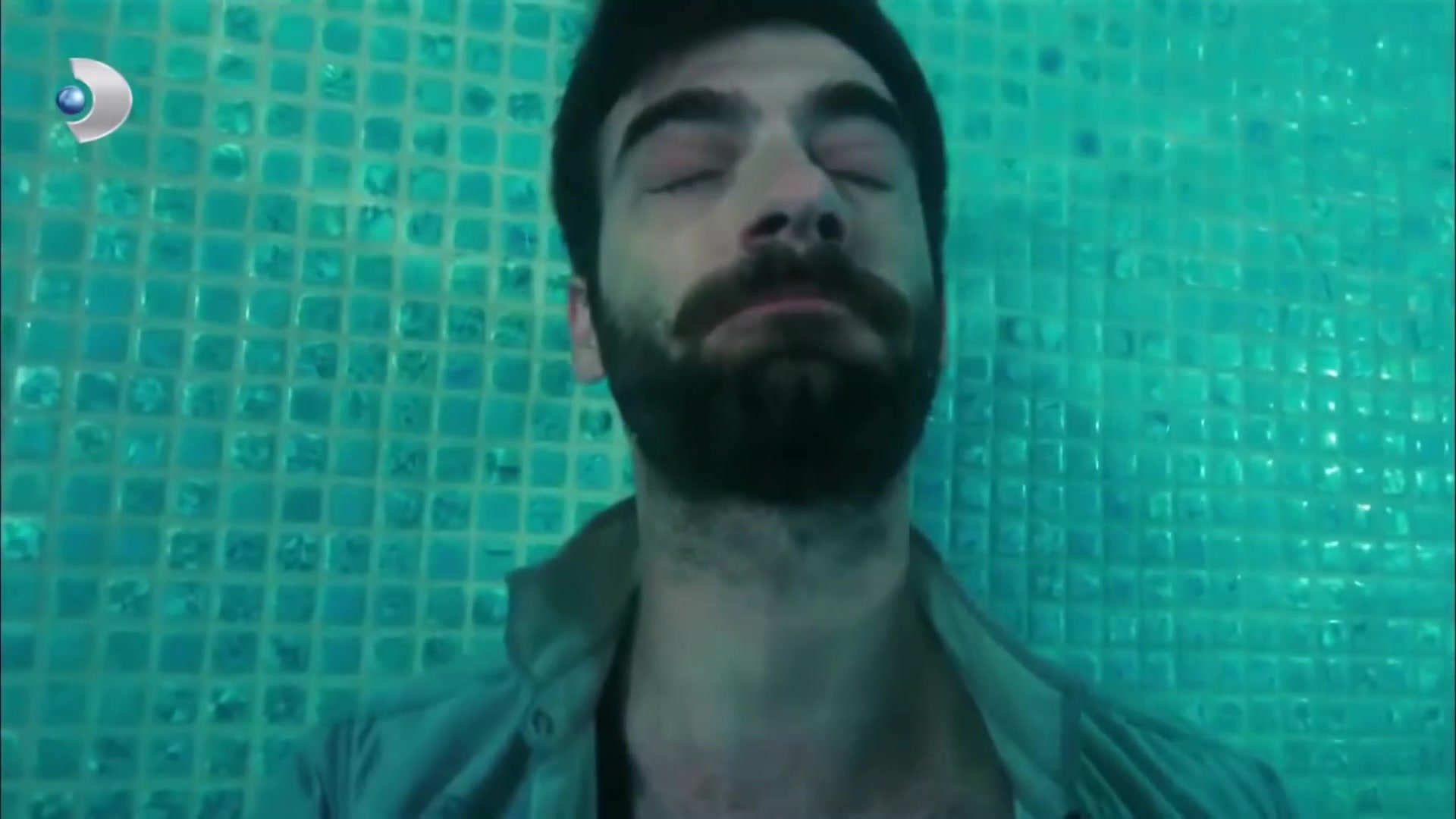 Turkish actor barefaced underwater in pool