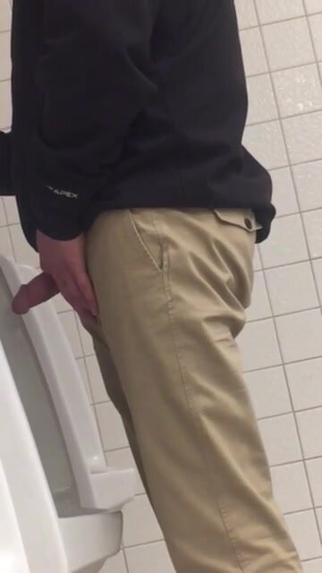Straight guy jerks off at the urinal