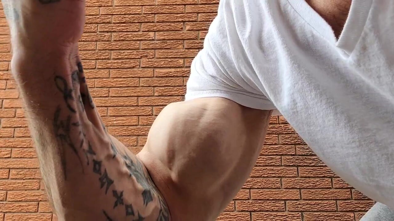 Muscle Daddy Flexing