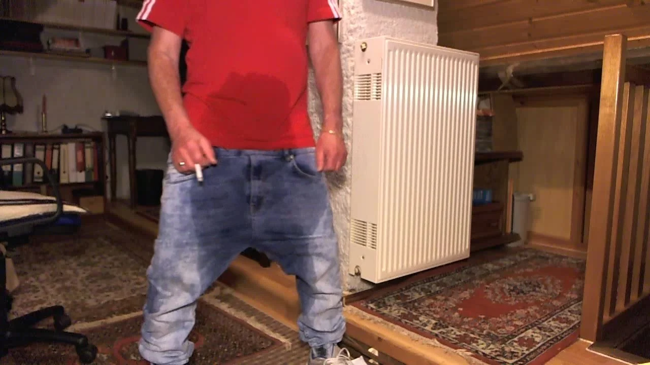 Pissing Sagging Jeans ThisVidcom