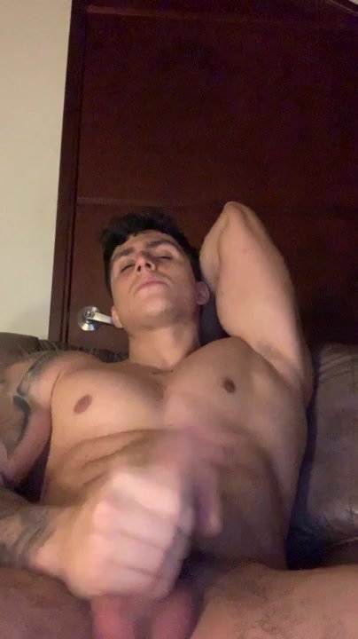 SUPER HUNG GUY FLEXING AND JERKING OFF
