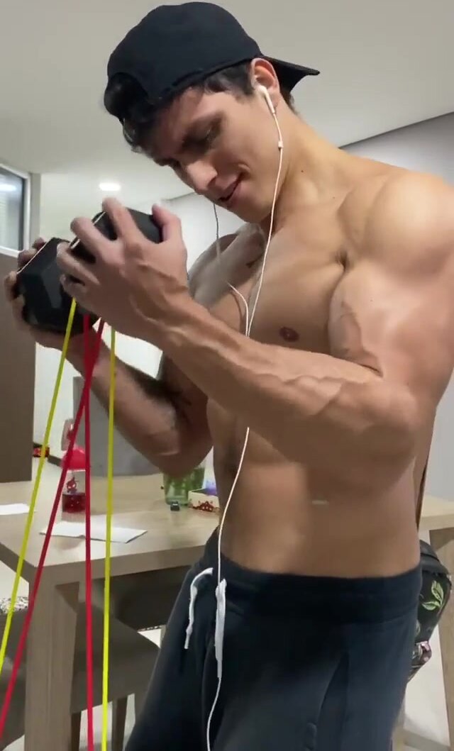 HOT HUNK WORKING OUT