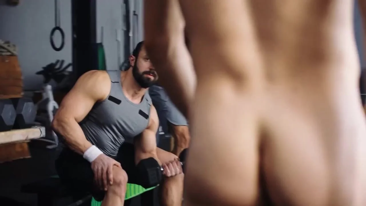 NICE BUTTS Naked Guy Working Out in Crowded